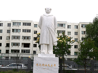青海西寧石油博物館毛主席漢白玉石雕偉人像
